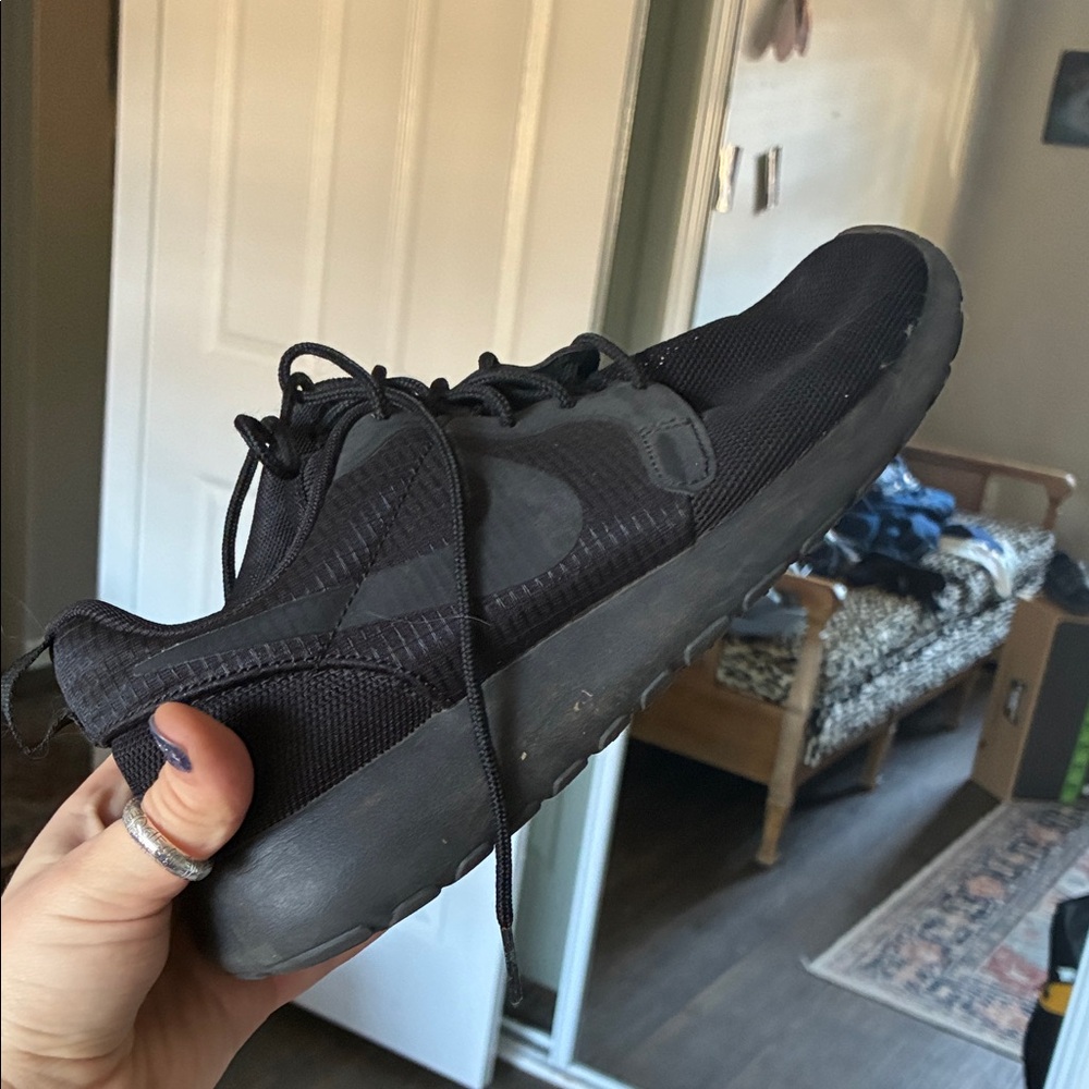 Nike woman’s Black Lightweight Running Shoe- Roshes